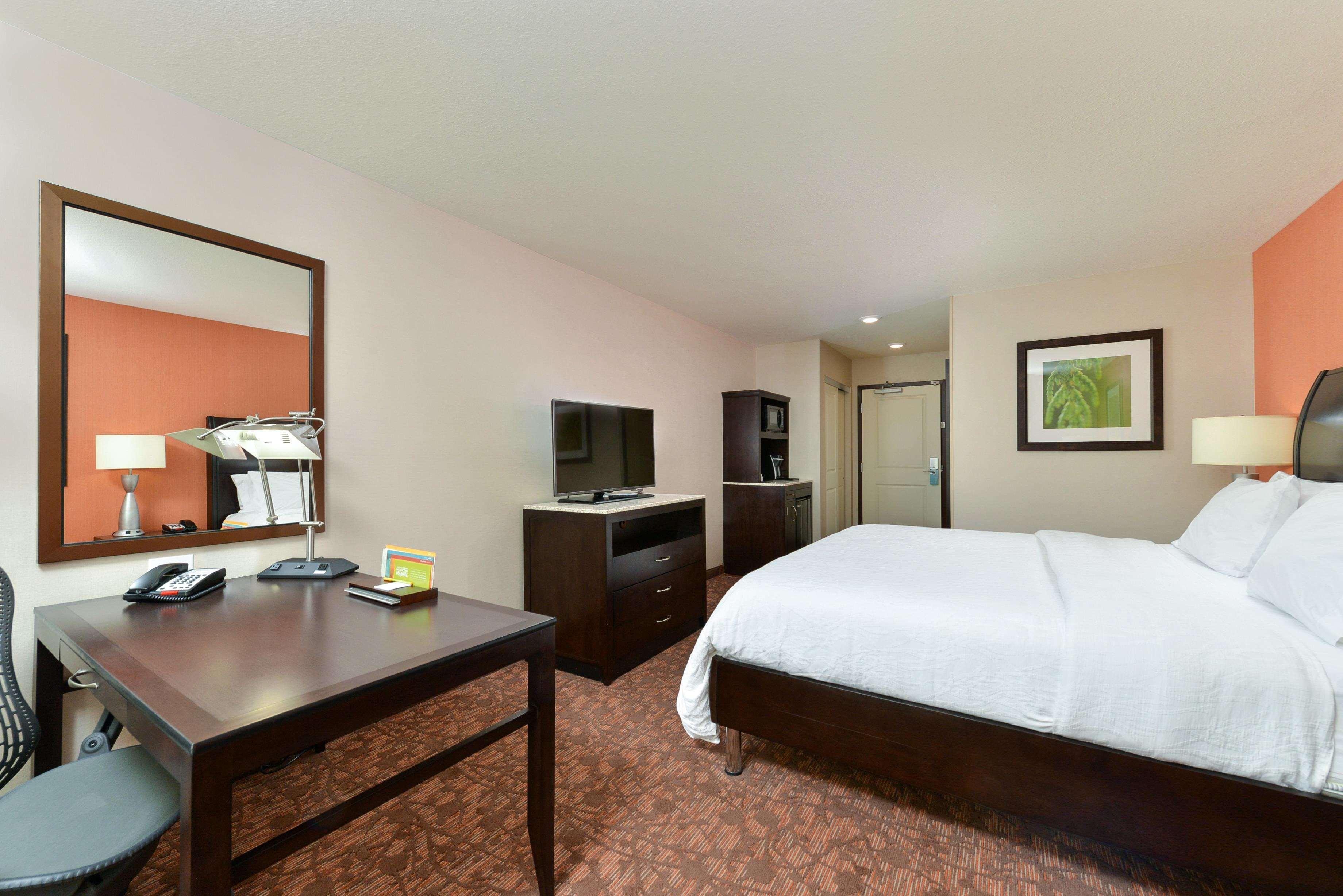Hilton Garden Inn Уест Честър Екстериор снимка