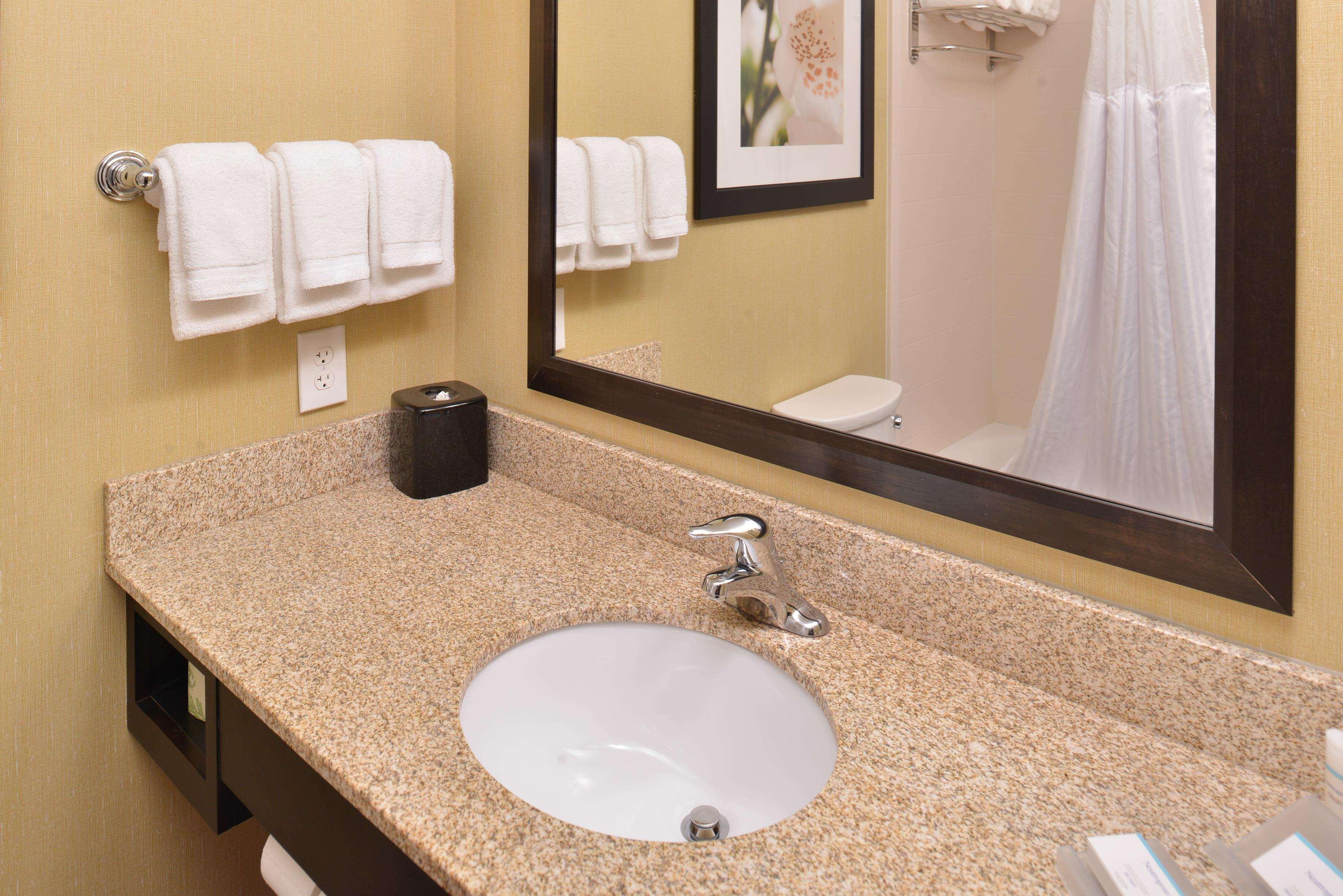 Hilton Garden Inn Уест Честър Екстериор снимка
